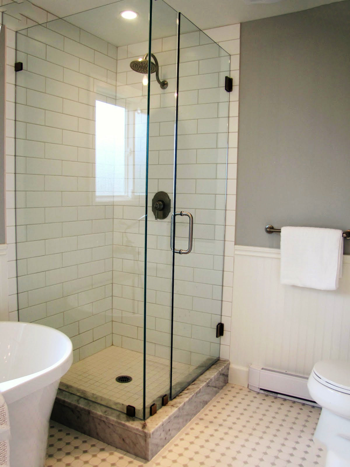 ванная комната дизайн маленькая с душевой с стеклянной дверью