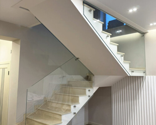 Стеклянное ограждение лестницы