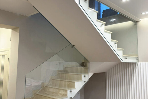 Стеклянное ограждение лестницы