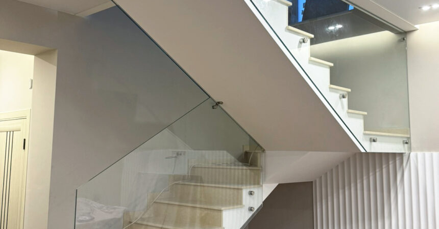 Стеклянное ограждение лестницы
