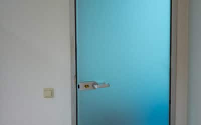 Матовая стеклянная дверь