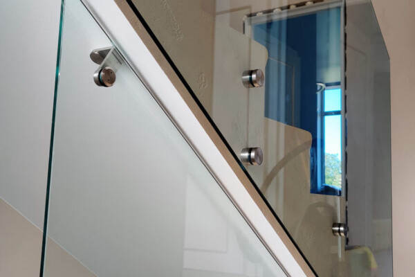 Стеклянное ограждение лестницы