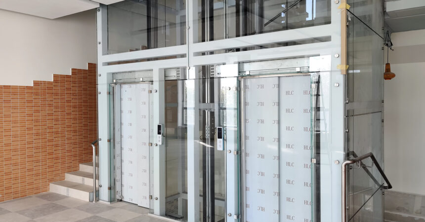 Стеклянная лифтовая шахта