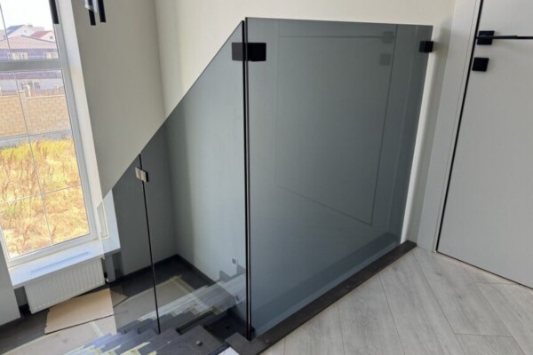 Стеклянное ограждение лестницы в стиле лофт