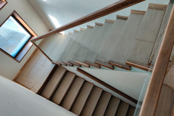 Стеклянное ограждение лестницы