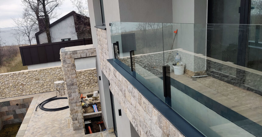 Стеклянное ограждение балконов