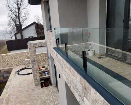 Стеклянное ограждение балкона