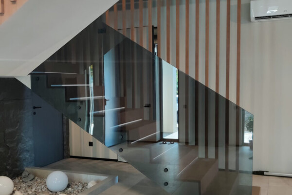 Стеклянное ограждение лестницы