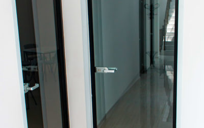 Вид сзади на стеклянную межкомнатную дверь с коробкой Лофт