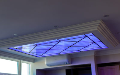 Стеклянный потолок в квартире с RGB подсветкой