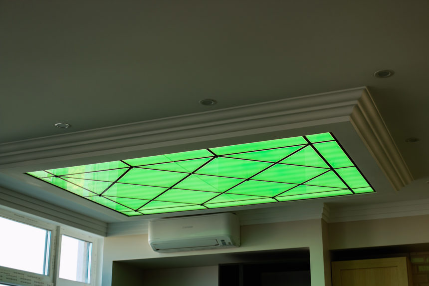 Стеклянный потолок с RGB подсветкой