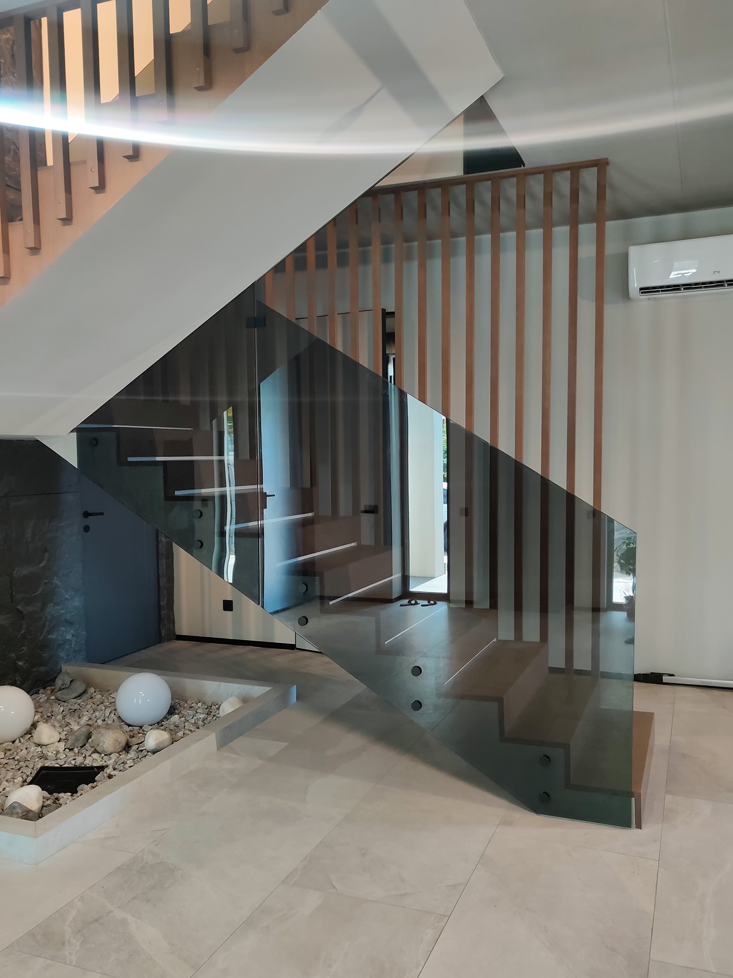 Точечное (торцевое) стеклянное ограждение лестниц