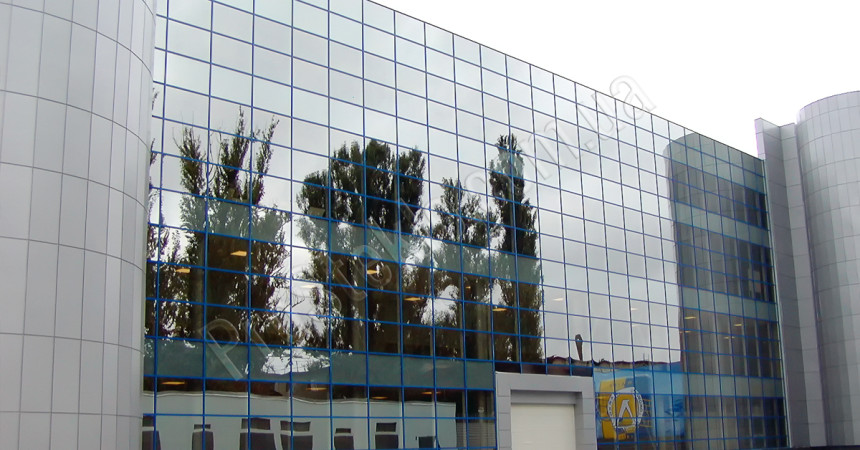 Стеклянный фасад харьковского стадиона локомотив