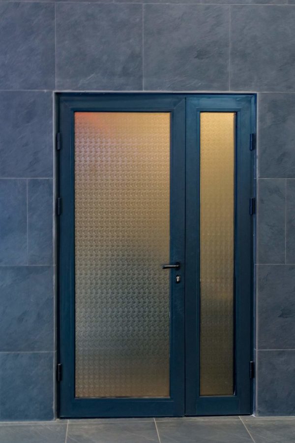 алюминиевая дверь с рефлённым стеклом