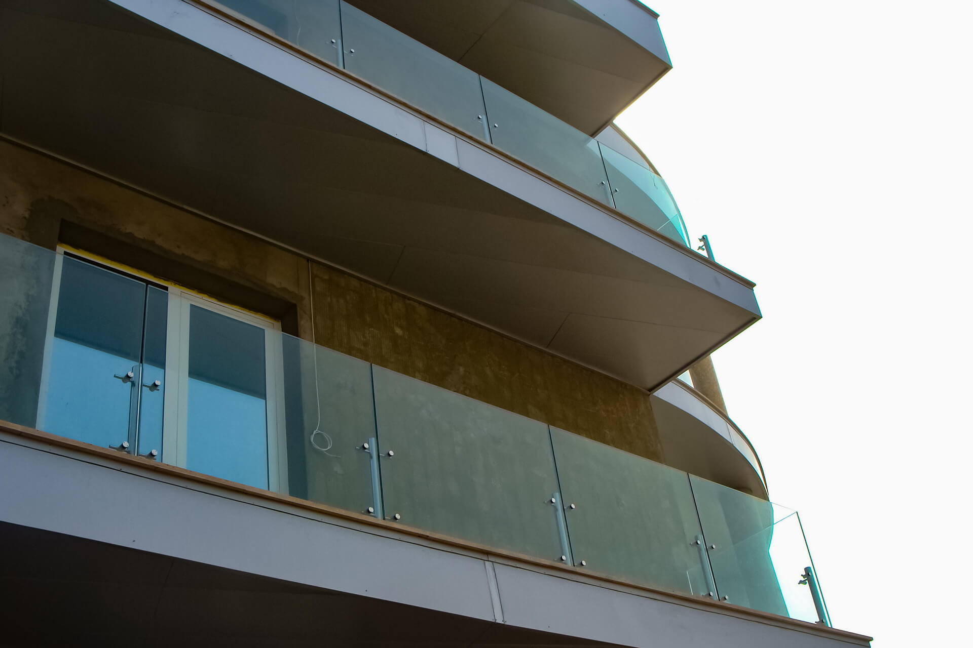 выбрать и установить стеклянное ограждение балкона