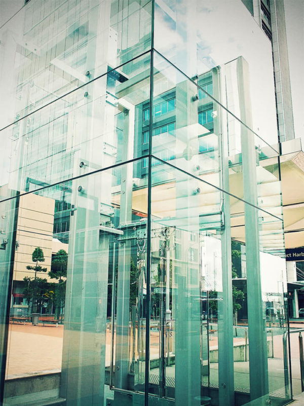 просторный лифт из стекла