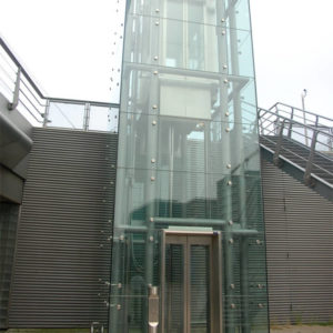 стеклянная лифтовая шахта