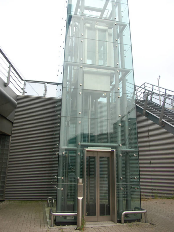 стеклянная лифтовая шахта