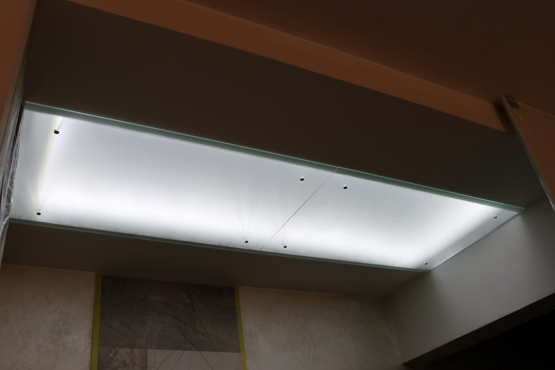 небольшой стеклянный потолок с подсветкой в нише