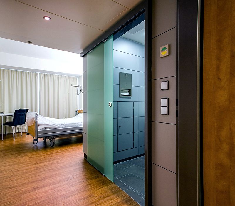 Стеклянная раздвижная дверь в палате больницы