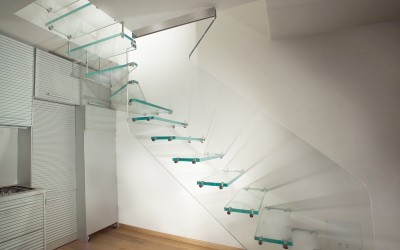 Стеклянная лестница с перилами
