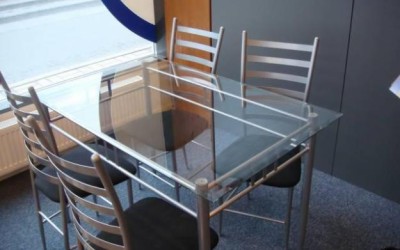 обеденный стол из стекла