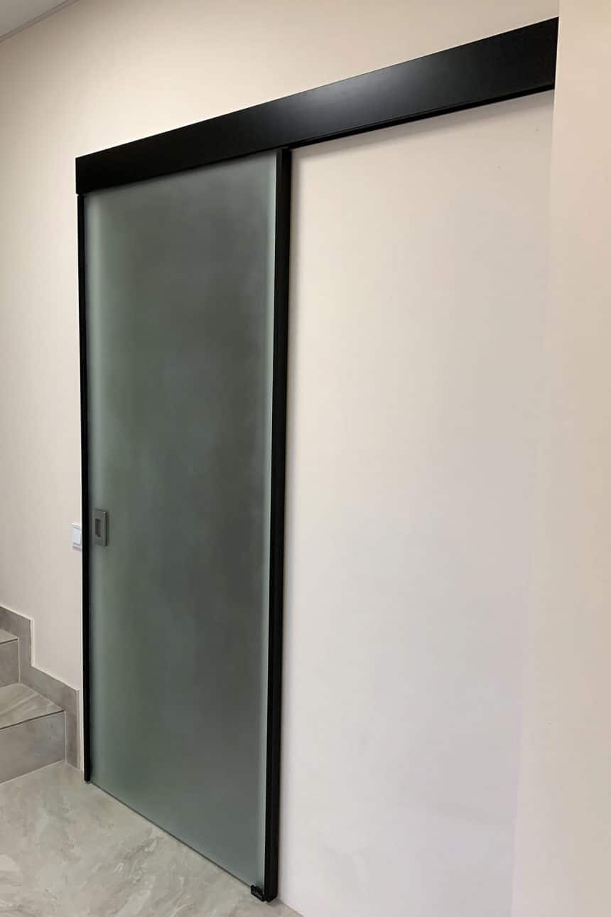 стеклянная раздвижная дверь