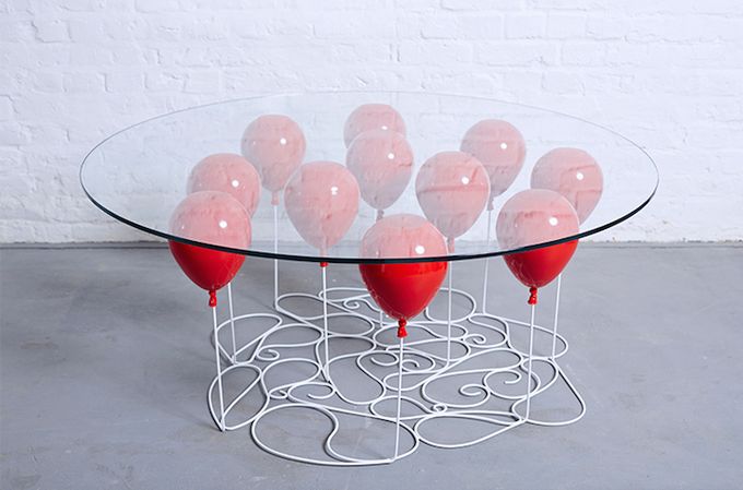 стеклянный столик с надувными шариками